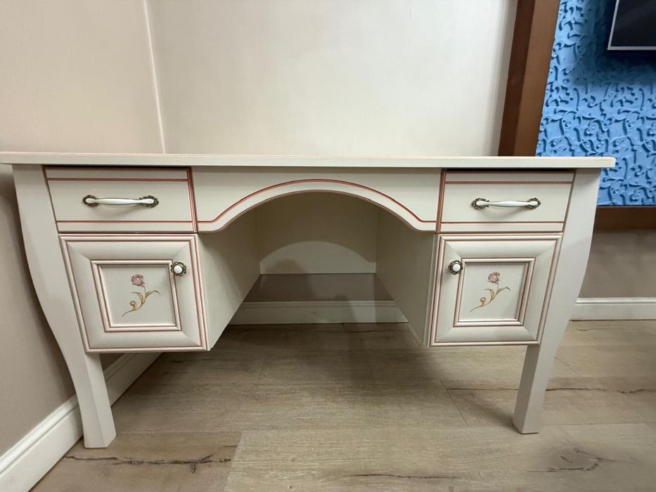 Продается  стол для девочек в отличном состоянии