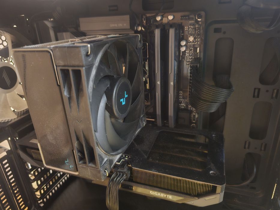 Геймърски компютър 9060XT 16GB/7800X3D/32GB RAM