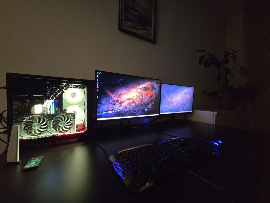 Геймърски комп.  RTX4070 32GB RAM 2 монитора