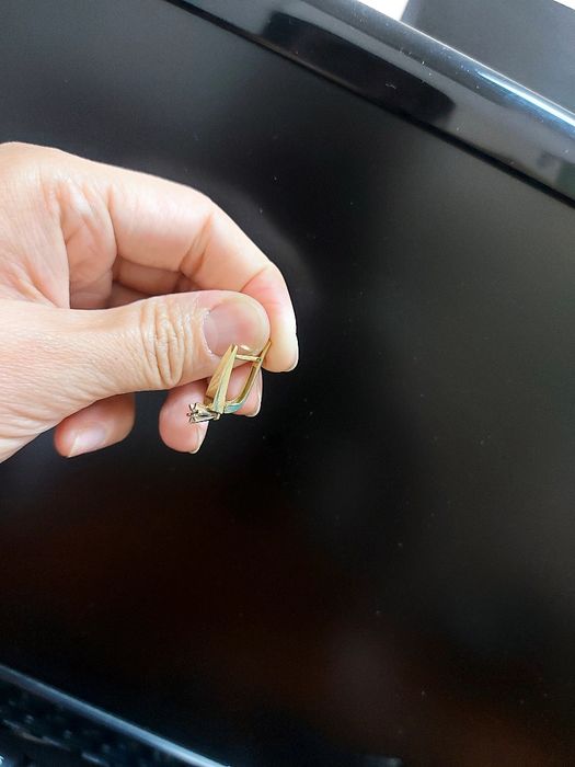 Золотые серьги с бриллиантом