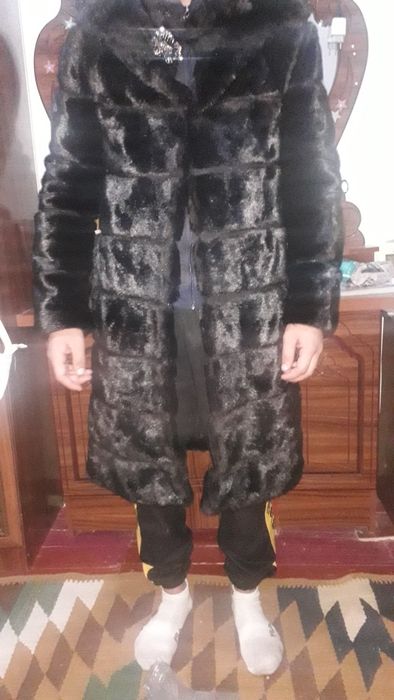 Шуба сатылат. Таза. Қара рең. Қазақстаннан алынған. Размери 48