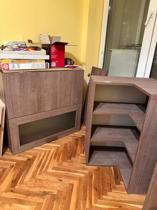 Кухненски шкафове - горни и един долен с чекмеджета