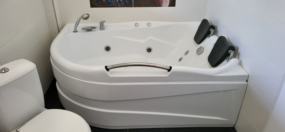 Cadă asimetrică cu hidromasaj