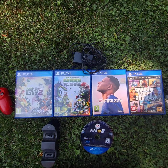 Vand PS4 Pro 1TB + 2 Manete + 4 Jocuri + incarcator dock - Silentios, Stare Foarte Buna