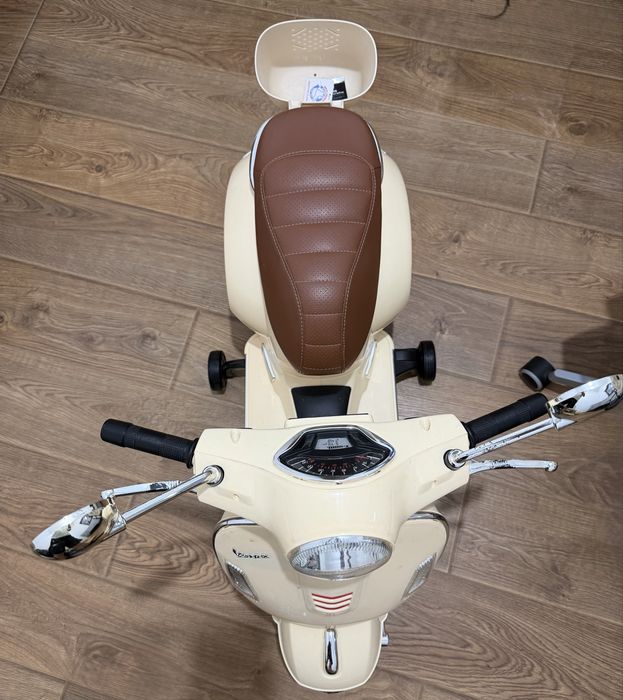 Scuter electric Vespa pentru cei mici, autonomie buna, roti ajutatoare