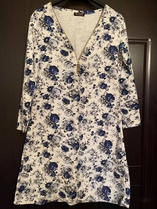 Луксозна Есенна памучна рокличка VIP бяла със сини цветчета&ципче