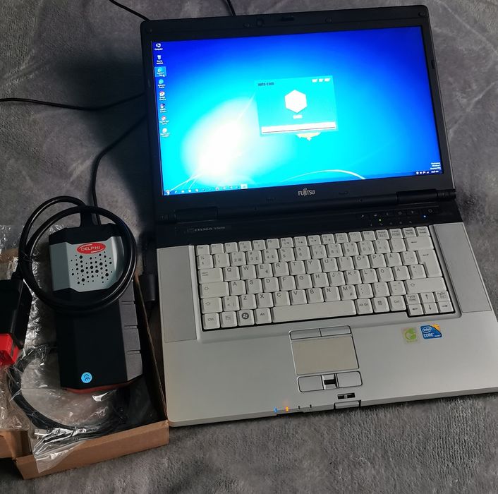 Laptop Fujitsu H Series cu interfață și program instalat DelphiDS150e