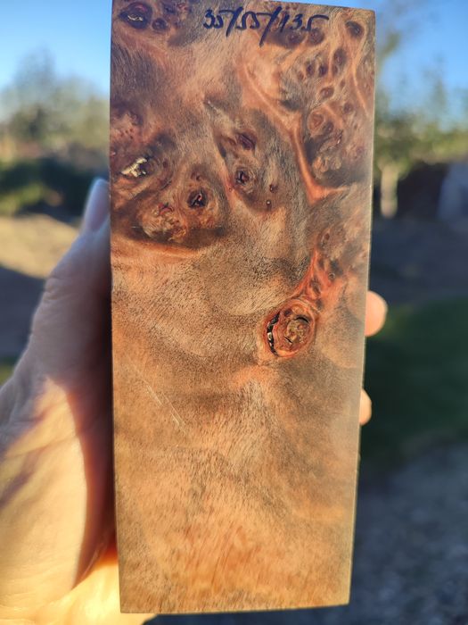 Продавам оцветена дървесина