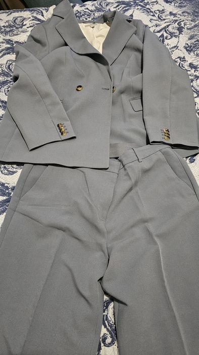 Дамски костюм - сако и панталон