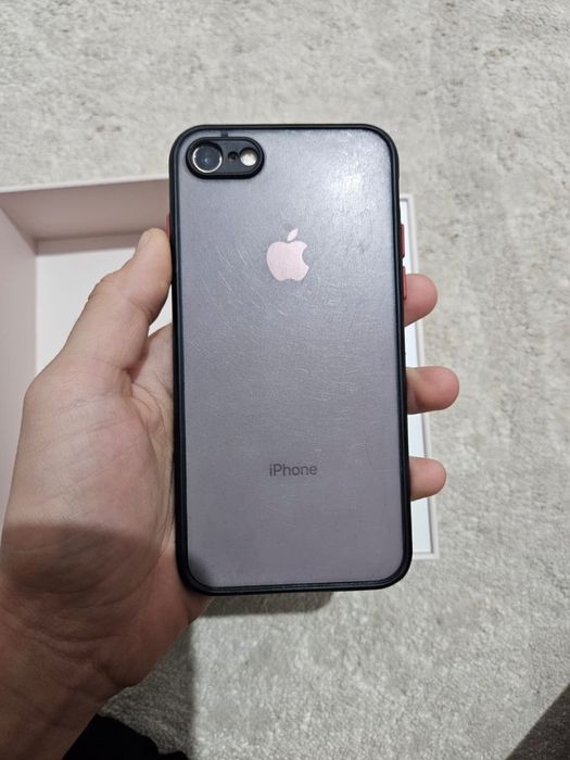 Продам айфон 8.