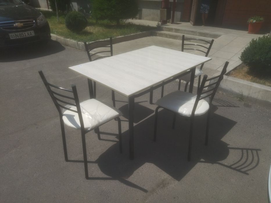 Зал ожидание диваны трёхместные. Кухонные столы со стульями.