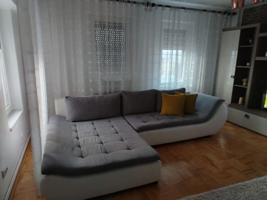 Colțar extensibil gri cu alb