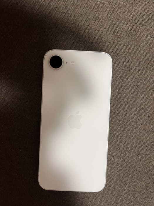 Продавам Iphone 16e