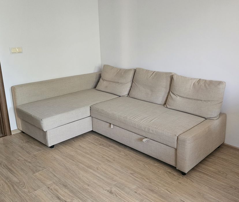 Разтегателен диван в бежово с ракла и функция за сън