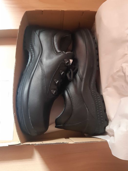 Обувки 1/2-ки, работни, мъжки и чисто нови в кутия