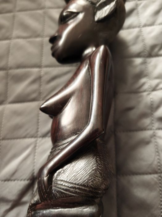 Statuetă africană sculptată manual din lemn de abanos – 35 cm