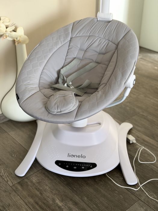 Balansoar electric Lionelo Bella 2 în 1 cu landou, rotire la 360°, telecomandă, 5 viteze, 12 melodii, ca nou, stare 10/10, predare personală Timișoara