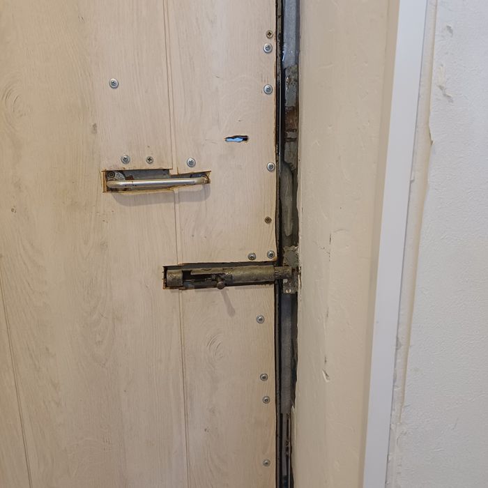 Продам железную дверь