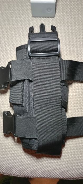 Toc de pistol cu prindere pe coapsa.