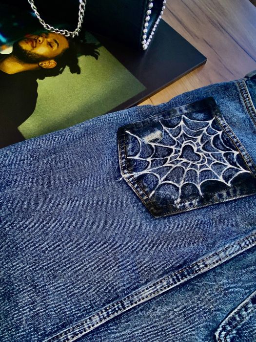 Дънкова пола (ръчно рисувана) Y2K