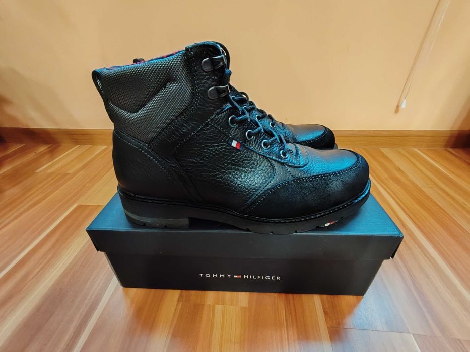 TOMMY HILFIGER 
Боти с връзки