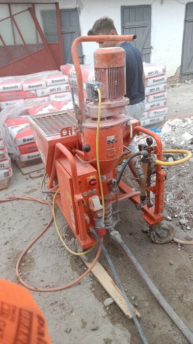 Închiriez mașina de tencuit  echipată