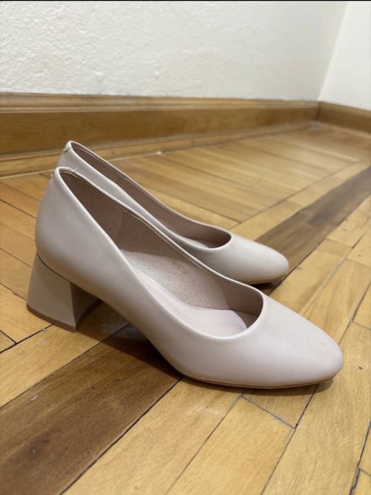 Pantofi crem cu toc pentru fete