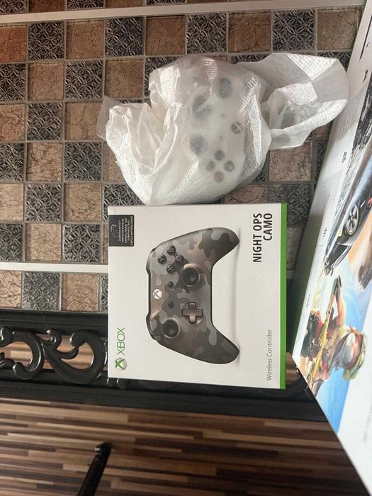 XBOX One S - 1 TB (2 controllere incluse)