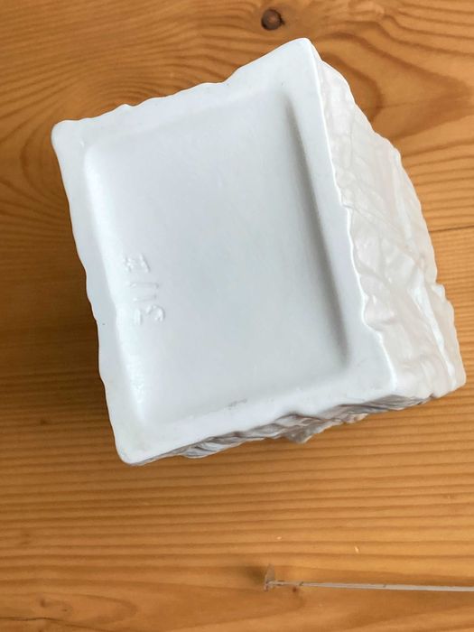 KPM Berlin vaza portelan alb biscuitat design minimalist