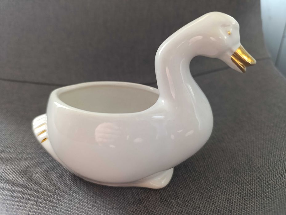 Красив порцеланов лебед със златен кант