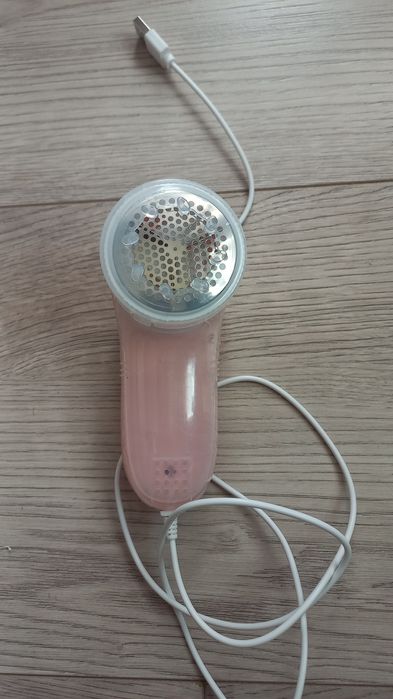 Машинка за почистване на дрехи с USB кабел.