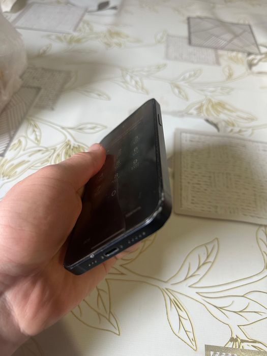 Продам айфон 12.