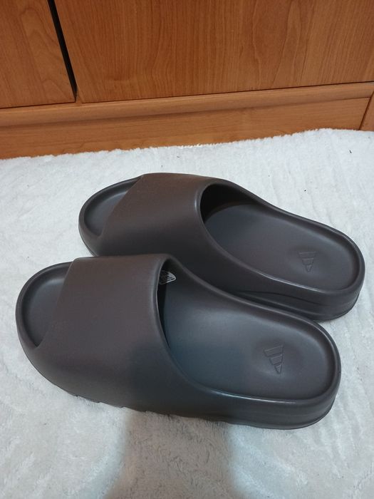 Șlapi Yeezy Slides