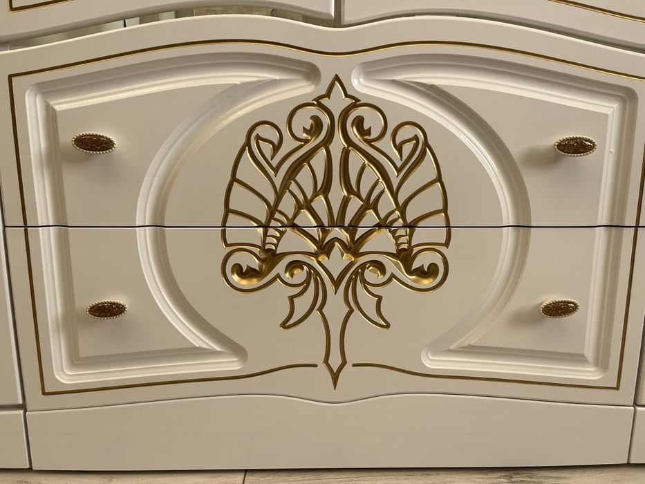 Шкаф витрина белый