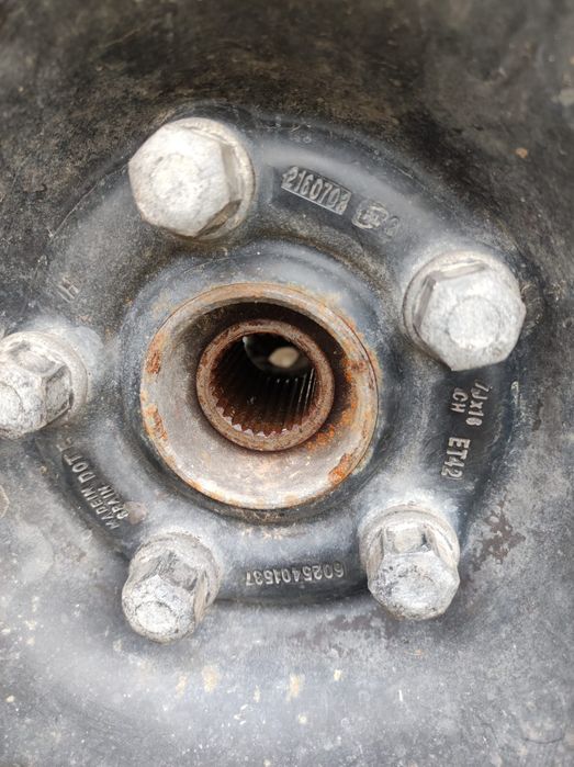 Vând cauciucuri cu tot cu jante de dimensiunea 225x55x16