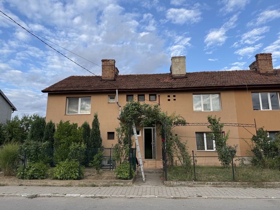 Vând apartament în Aștileu + curte exterioară cu anexe