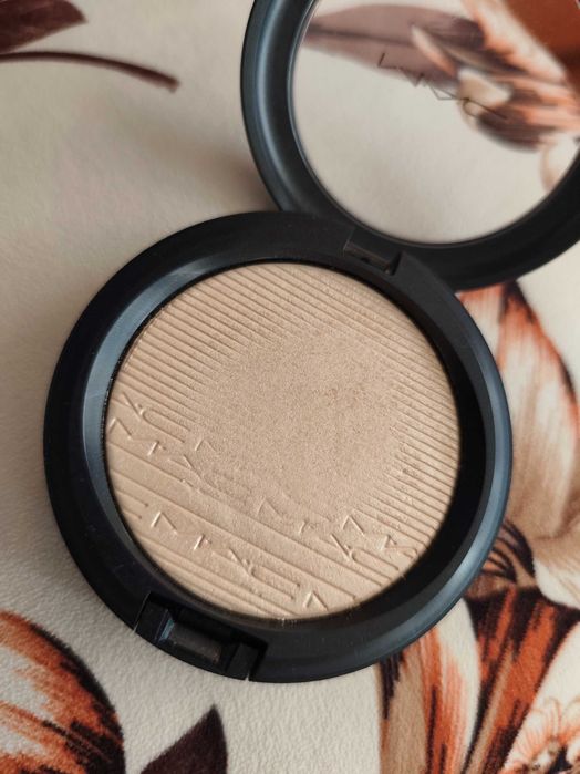 Хайлайтър пудра MAC / Premier Cru Крем срещу 10 признака на стареене