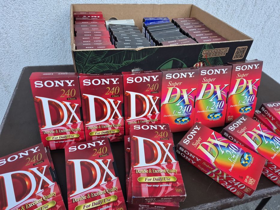 Vand 40 casete video marca Sony ,model de 240 minute cu filme diferite