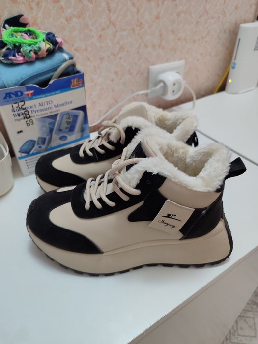 Продам утеплённые кроссовки