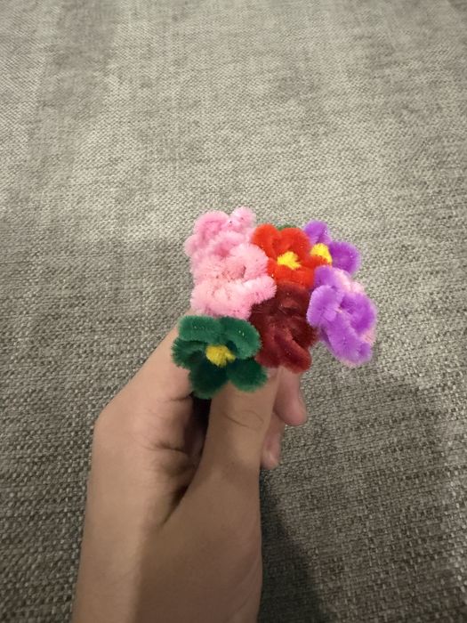 Игрушные цветы,очень красивые.