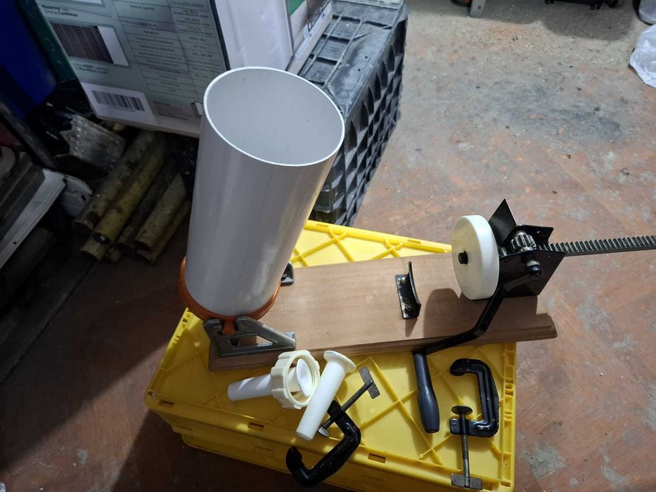 Masina de umplut carnati