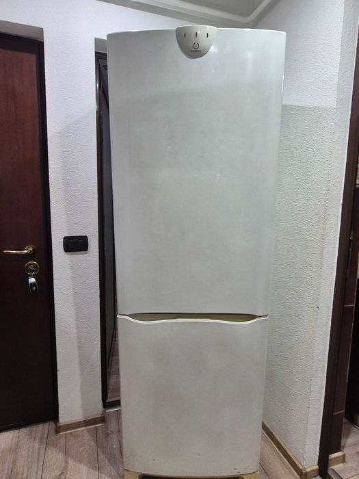 Frigider : Vând frigider Indesit în stare bună de funcționare.