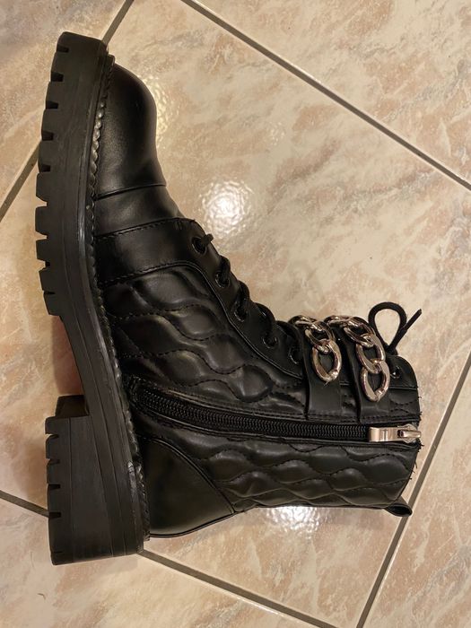 Продавам черни боти Страдивариус