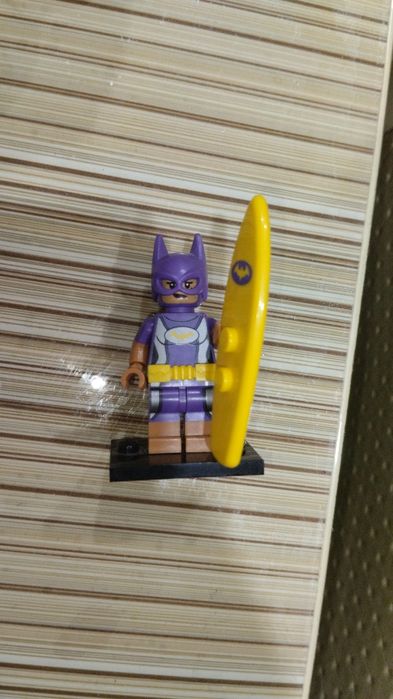 Коллекционная LEGO минифигурка Batgirl (Бэтгерл) с аксессуаром