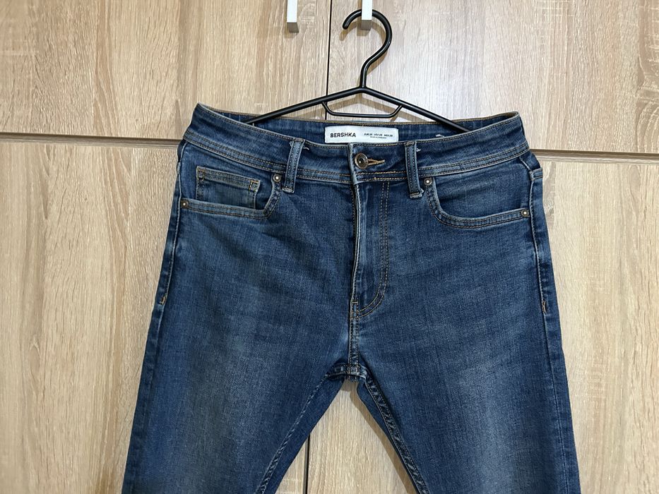 Blugi bărbați Bershka, mărimea EUR 36 (Talie 29), croi Slim / Skinny albastru denim