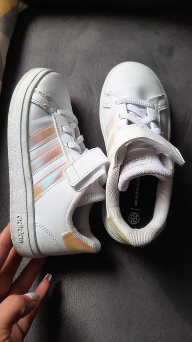 Детски бели обувки adidas и 28 размер