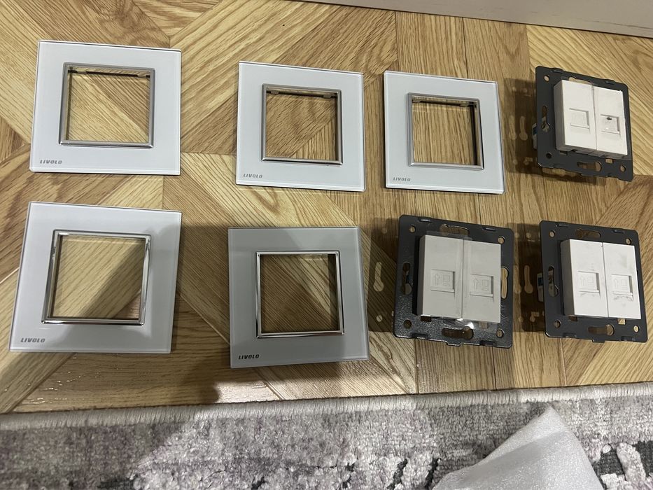 Стеклянные рамки на розетки