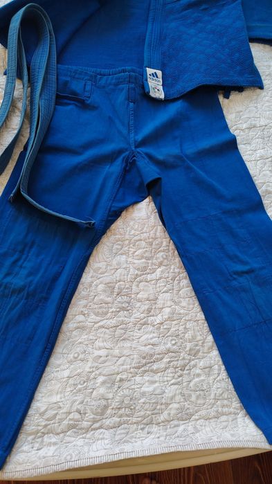 Dzyudo kiyim  kuk rangda