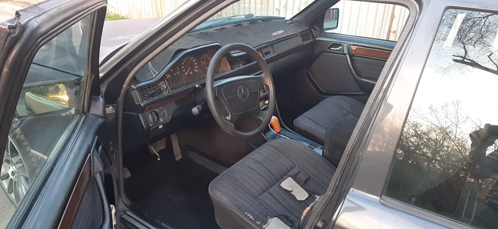 Машина Мерседес 124