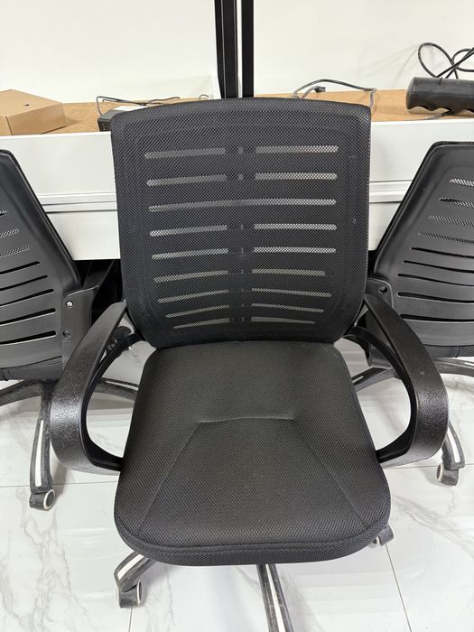 В продаже 4 стола и 3 офисных стула